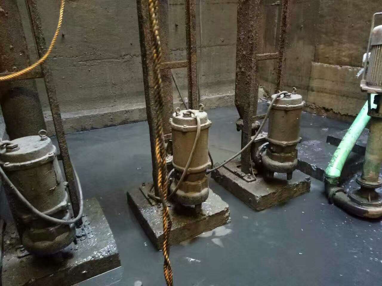 杨市办事处污水池清理